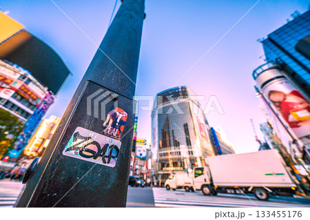 日本の東京都市景観剥がされたシール…早くも2枚目…。動きだした早朝の渋谷、人影は少ない＝8時11分 133455176