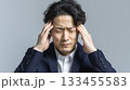 強いストレスや頭痛に悩んでいるビジネスマン 133455583