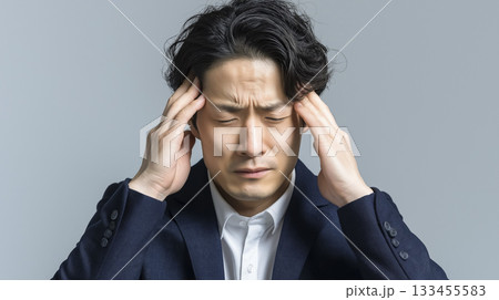 強いストレスや頭痛に悩んでいるビジネスマン 133455583