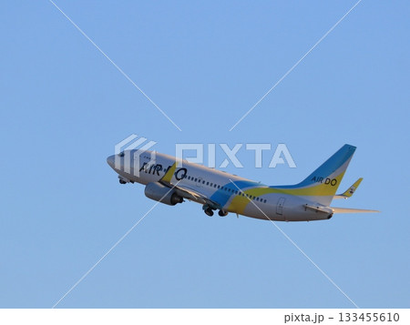 離陸、上昇する旅客機　離陸するエアドゥー機 133455610