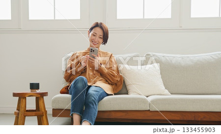 携帯を操作している女性 133455903