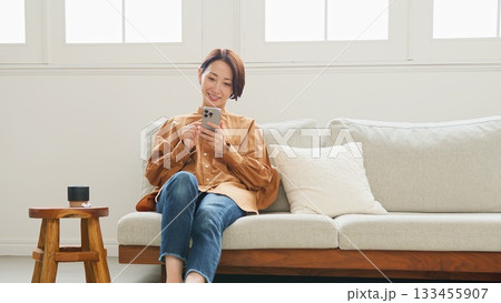 携帯を操作している女性 133455907