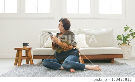携帯を操作している女性 133455916