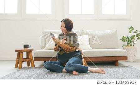 携帯を操作している女性 133455917