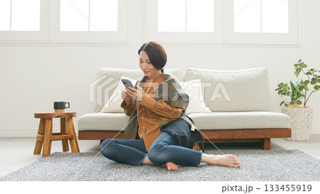 携帯を操作している女性 133455919