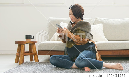 携帯を操作している女性 133455921