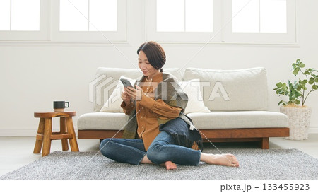 携帯を操作している女性 133455923