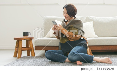 携帯を操作している女性 133455926