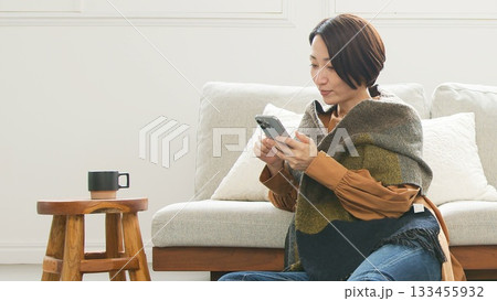携帯を操作している女性 133455932