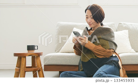 携帯を操作している女性 携帯を操作している女性 133455935