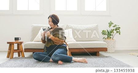 携帯を操作している女性 携帯を操作している女性 133455938