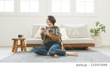 携帯を操作している女性 133455949