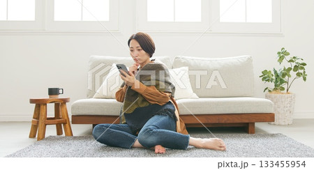 携帯を操作している女性 133455954