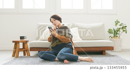 携帯を操作している女性 133455955