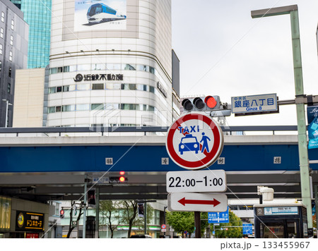 銀座のタクシー乗車禁止地区であることを示す標識 133455967