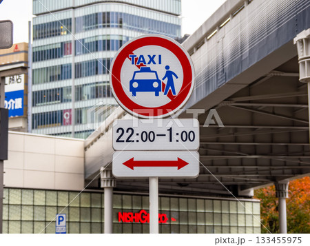 銀座のタクシー乗車禁止地区であることを示す標識 133455975