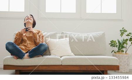 携帯を操作している女性 133455984