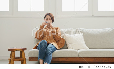 携帯を操作している女性 133455985
