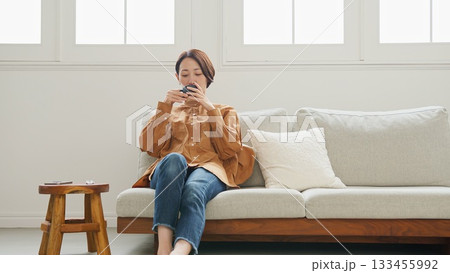 携帯を操作している女性 133455992