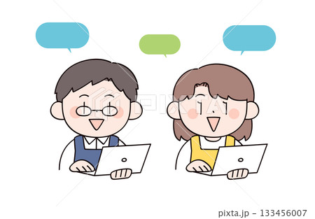 パソコンを操作する主婦や主夫をイメージした男女2人のイラスト 133456007