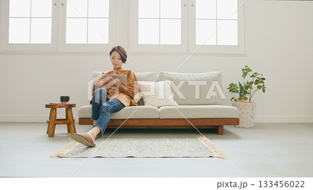 タブレット操作をする女性 133456022