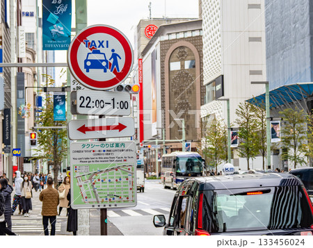 銀座のタクシー乗車禁止地区であることを示す標識とタクシー乗り場の案内図 銀座のタクシー乗車禁止地区であることを示す標識とタクシー乗り場の案内図 133456024