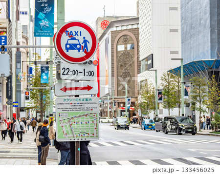 銀座のタクシー乗車禁止地区であることを示す標識とタクシー乗り場の案内図 銀座のタクシー乗車禁止地区であることを示す標識とタクシー乗り場の案内図 133456025