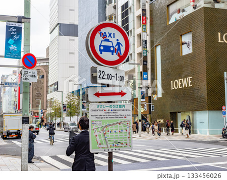 銀座のタクシー乗車禁止地区であることを示す標識とタクシー乗り場の案内図 銀座のタクシー乗車禁止地区であることを示す標識とタクシー乗り場の案内図 133456026