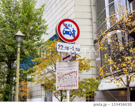 銀座のタクシー乗車禁止地区であることを示す標識とタクシー乗り場の案内図 銀座のタクシー乗車禁止地区であることを示す標識とタクシー乗り場の案内図 133456030