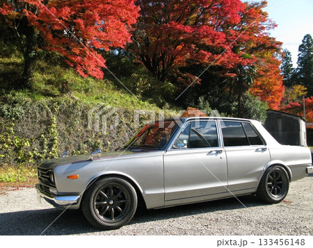 旧車と紅葉の景色 133456148