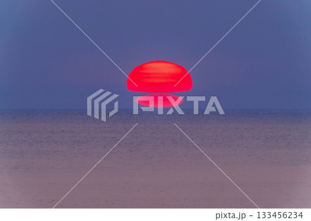 屏風岩展望台から見た日本海に沈む幻想的な夕日の情景 133456234
