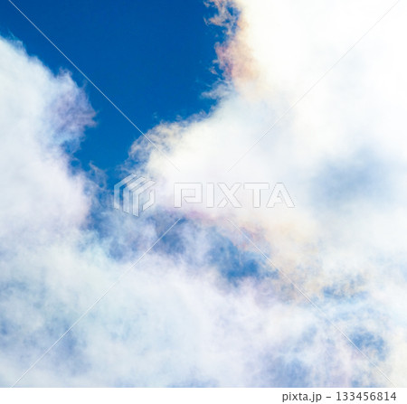 晴れた日の雲の間に現れた彩雲 133456814