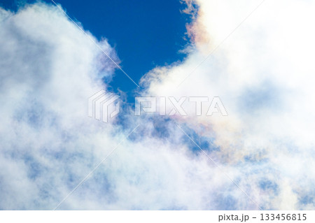晴れた日の雲の間に現れた彩雲 133456815