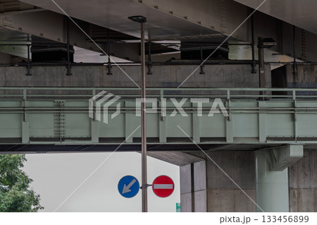 交通事故防止のための道路標識や道路標示 交通事故防止のための道路標識や道路標示 133456899