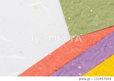 白背景と色紙を組み合わせた和風の平面構図 白背景と色紙を組み合わせた和風の平面構図 133457049