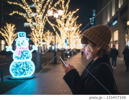 スマホを見る女性 イルミネーション 屋外 スマホを見る女性 イルミネーション 屋外 133457109