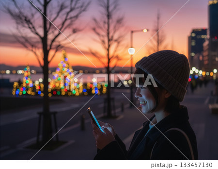 スマホを見る女性 イルミネーション 屋外 スマホを見る女性 イルミネーション 屋外 133457130