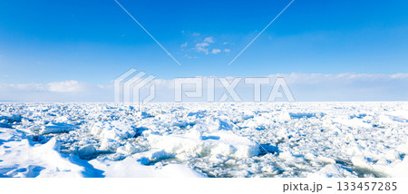 青空広がる真冬の北海道オホーツク海で一面に広がる雄大な流氷 133457285