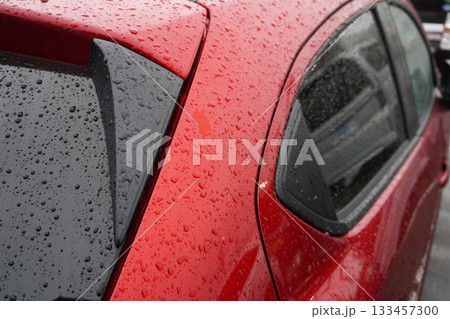 自動車のリアウインドウの撥水05 133457300