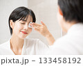 メイク落とし（メイクオフ）で肌ケアする笑顔の女性が見せるクレンジング、化粧落としのシーン 133458192