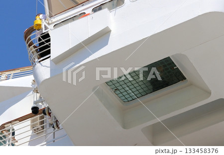 大型クルーズ客船のブリッジ部分:下方視界確保に有効な張り出し部分のガラス窓 大型クルーズ客船のブリッジ部分:下方視界確保に有効な張り出し部分のガラス窓 133458376