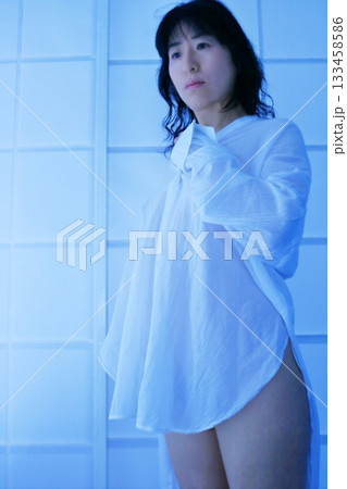 パジャマ姿でくつろぐ若い女性 133458586