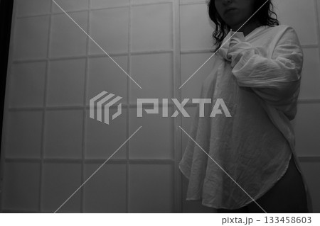 白いロングシャツを着たを着た女性 133458603