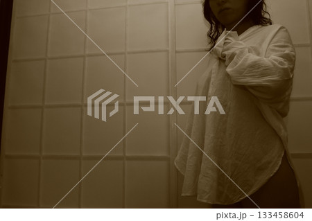 白いロングシャツを着たを着た女性 133458604