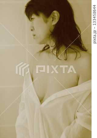 白いロングシャツを着たを着た女性 133458644