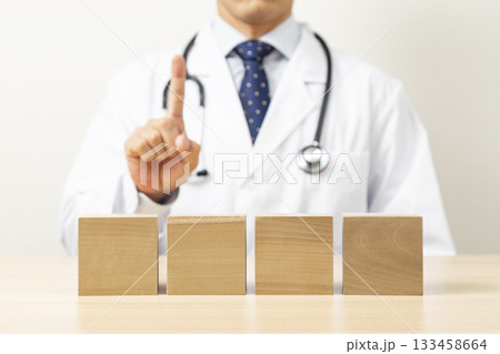 説明をする医師と無地のブロック 133458664