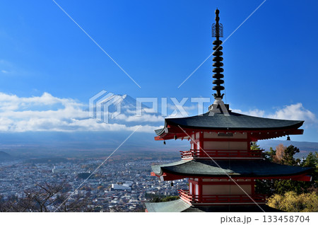 新倉山浅間公園から望む富士山 新倉山浅間公園から望む富士山 133458704