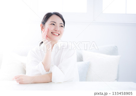 白シャツで清潔感あふれる若い女性の笑顔とスキンケア・美肌の美容ビューティーポートレート	 133458905