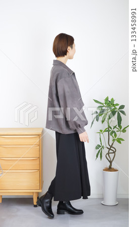 女性の秋冬ファッションコーディネート全身(縦向き) 女性の秋冬ファッションコーディネート全身(縦向き) 133458991