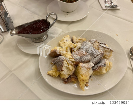 パラチンケンとグラーシュ　ウィーンのスープとデザート 133459034